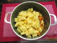 Фото приготовления рецепта: Картошка, тушенная с куриным филе в молоке - шаг №9