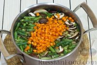 Фото приготовления рецепта: Овощной суп со стручковой фасолью, чечевицей и шампиньонами - шаг №8