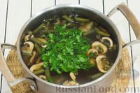 Фото приготовления рецепта: Овощной суп со стручковой фасолью, чечевицей и шампиньонами - шаг №9