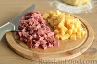 Фото приготовления рецепта: Рогалики из картофельного теста, с колбасой, сыром и зеленью - шаг №7