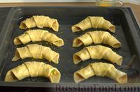 Фото приготовления рецепта: Рогалики из картофельного теста, с колбасой, сыром и зеленью - шаг №14