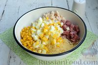 Фото приготовления рецепта: Салат с курицей, кукурузой, колбасой и сыром - шаг №8