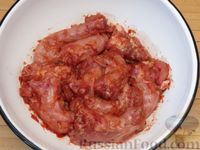 Фото приготовления рецепта: Запечённые куриные шеи в томатно-соевом маринаде с чесноком - шаг №3