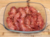 Фото приготовления рецепта: Запечённые куриные шеи в томатно-соевом маринаде с чесноком - шаг №4