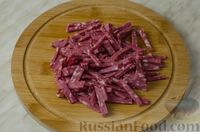 Фото приготовления рецепта: Салат "Городской" с колбасой, огурцом и сыром - шаг №3