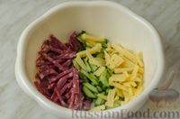 Фото приготовления рецепта: Салат "Городской" с колбасой, огурцом и сыром - шаг №6