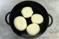 Фото приготовления рецепта: Дрожжевые пирожки с горохом и беконом (на сковороде) - шаг №22
