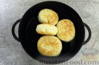 Фото приготовления рецепта: Дрожжевые пирожки с горохом и беконом (на сковороде) - шаг №23