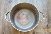 Фото приготовления рецепта: Дрожжевой закрытый пирог-плетёнка с курицей, сыром и томатным соусом - шаг №2