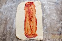Фото приготовления рецепта: Дрожжевой закрытый пирог-плетёнка с курицей, сыром и томатным соусом - шаг №14