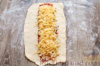 Фото приготовления рецепта: Дрожжевой закрытый пирог-плетёнка с курицей, сыром и томатным соусом - шаг №16