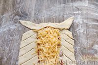 Фото приготовления рецепта: Дрожжевой закрытый пирог-плетёнка с курицей, сыром и томатным соусом - шаг №17