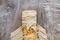 Фото приготовления рецепта: Дрожжевой закрытый пирог-плетёнка с курицей, сыром и томатным соусом - шаг №18