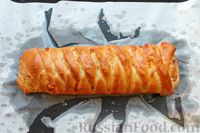 Фото приготовления рецепта: Дрожжевой закрытый пирог-плетёнка с курицей, сыром и томатным соусом - шаг №22