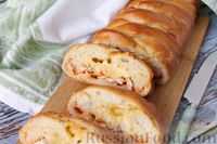 Фото приготовления рецепта: Дрожжевой закрытый пирог-плетёнка с курицей, сыром и томатным соусом - шаг №23