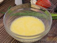 Фото приготовления рецепта: Омлет с кускусом, помидором, сыром и кукурузой (в духовке) - шаг №4