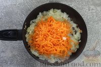 Фото приготовления рецепта: Расстегаи с курицей, луком и морковью - шаг №4