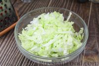 Фото приготовления рецепта: Салат с пекинской капустой, курицей, свёклой, помидорами и кукурузой - шаг №6