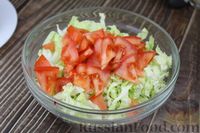 Фото приготовления рецепта: Салат с пекинской капустой, курицей, свёклой, помидорами и кукурузой - шаг №7