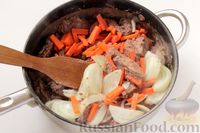 Фото приготовления рецепта: Свиная печень с овощами, в сметанно-томатном соусе - шаг №5