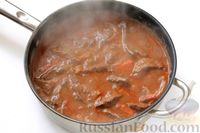 Фото приготовления рецепта: Свиная печень с овощами, в сметанно-томатном соусе - шаг №7