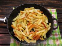 Фото приготовления рецепта: Жареный картофель с томатной пастой - шаг №6