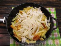 Фото приготовления рецепта: Жареный картофель с томатной пастой - шаг №7