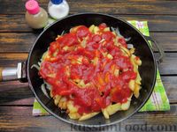 Фото приготовления рецепта: Жареный картофель с томатной пастой - шаг №12