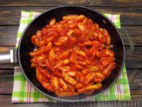 Фото приготовления рецепта: Жареный картофель с томатной пастой - шаг №13