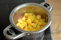 Фото приготовления рецепта: Фасолевый суп с плавленым сыром и беконом - шаг №6