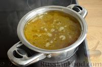 Фото приготовления рецепта: Фасолевый суп с плавленым сыром и беконом - шаг №9