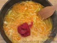Фото приготовления рецепта: Тефтели из индюшатины, с пекинской капустой, тушенные в томатно-сметанном соусе - шаг №10