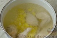 Фото приготовления рецепта: Куриный суп с яйцом - шаг №5