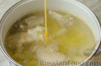 Фото приготовления рецепта: Куриный суп с яйцом - шаг №11