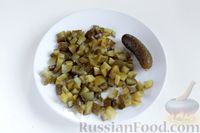 Фото приготовления рецепта: Салат с картофелем, колбасой, маринованными шампиньонами и солёными огурцами - шаг №7