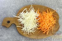 Фото приготовления рецепта: Салат с куриной печенью, морковью, сельдереем и сыром - шаг №7