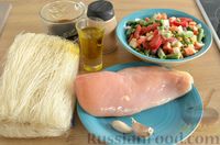 Фото приготовления рецепта: Рисовая лапша с курицей и замороженными овощами - шаг №1