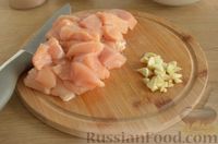 Фото приготовления рецепта: Рисовая лапша с курицей и замороженными овощами - шаг №2