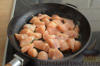 Фото приготовления рецепта: Рисовая лапша с курицей и замороженными овощами - шаг №3