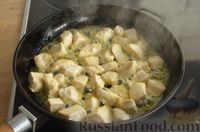 Фото приготовления рецепта: Рисовая лапша с курицей и замороженными овощами - шаг №5
