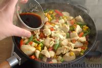 Фото приготовления рецепта: Рисовая лапша с курицей и замороженными овощами - шаг №7
