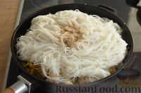 Фото приготовления рецепта: Рисовая лапша с курицей и замороженными овощами - шаг №8