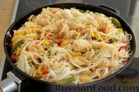 Фото приготовления рецепта: Рисовая лапша с курицей и замороженными овощами - шаг №9