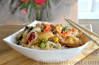 Фото к рецепту: Рисовая лапша с курицей и замороженными овощами