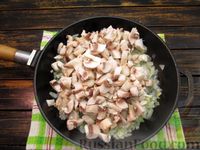 Фото приготовления рецепта: Гречаники с куриной печенью и грибами, тушенные с морковью и луком - шаг №7