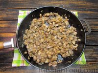 Фото приготовления рецепта: Гречаники с куриной печенью и грибами, тушенные с морковью и луком - шаг №8