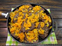 Фото приготовления рецепта: Гречаники с куриной печенью и грибами, тушенные с морковью и луком - шаг №23