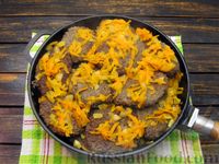 Фото приготовления рецепта: Гречаники с куриной печенью и грибами, тушенные с морковью и луком - шаг №24