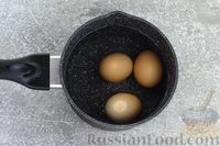 Фото приготовления рецепта: Бутерброды с яйцами, сельдереем и сметаной - шаг №3