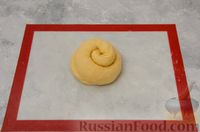 Фото приготовления рецепта: Сдобный хлеб-улитка с кунжутом - шаг №11